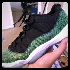 JORDAN SNAKESKIN 11 LOWS sz10 VVVNDS